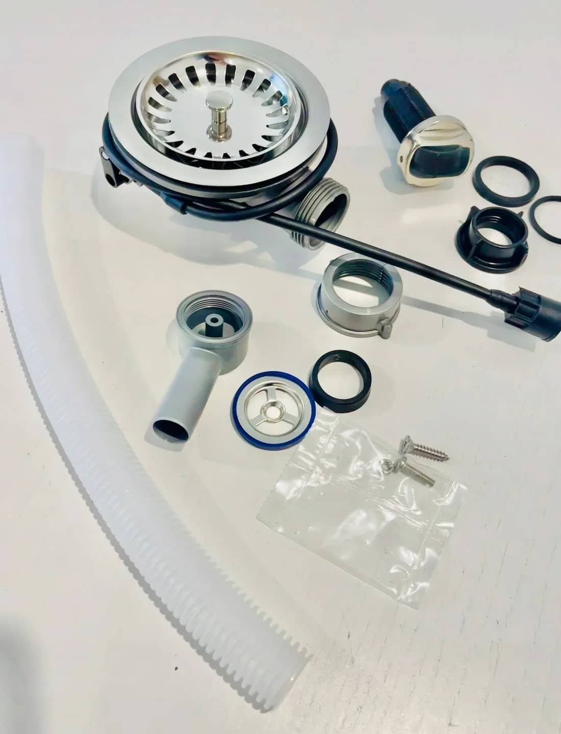 Bonde automatique pour évier, avec crépine et trop-plein, coloris Chrome installé en cuisine