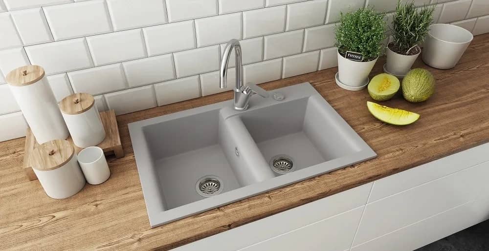 Évier en granit Estein 2K 2 bacs 78 × 50 cm, coloris Gris installé en cuisine