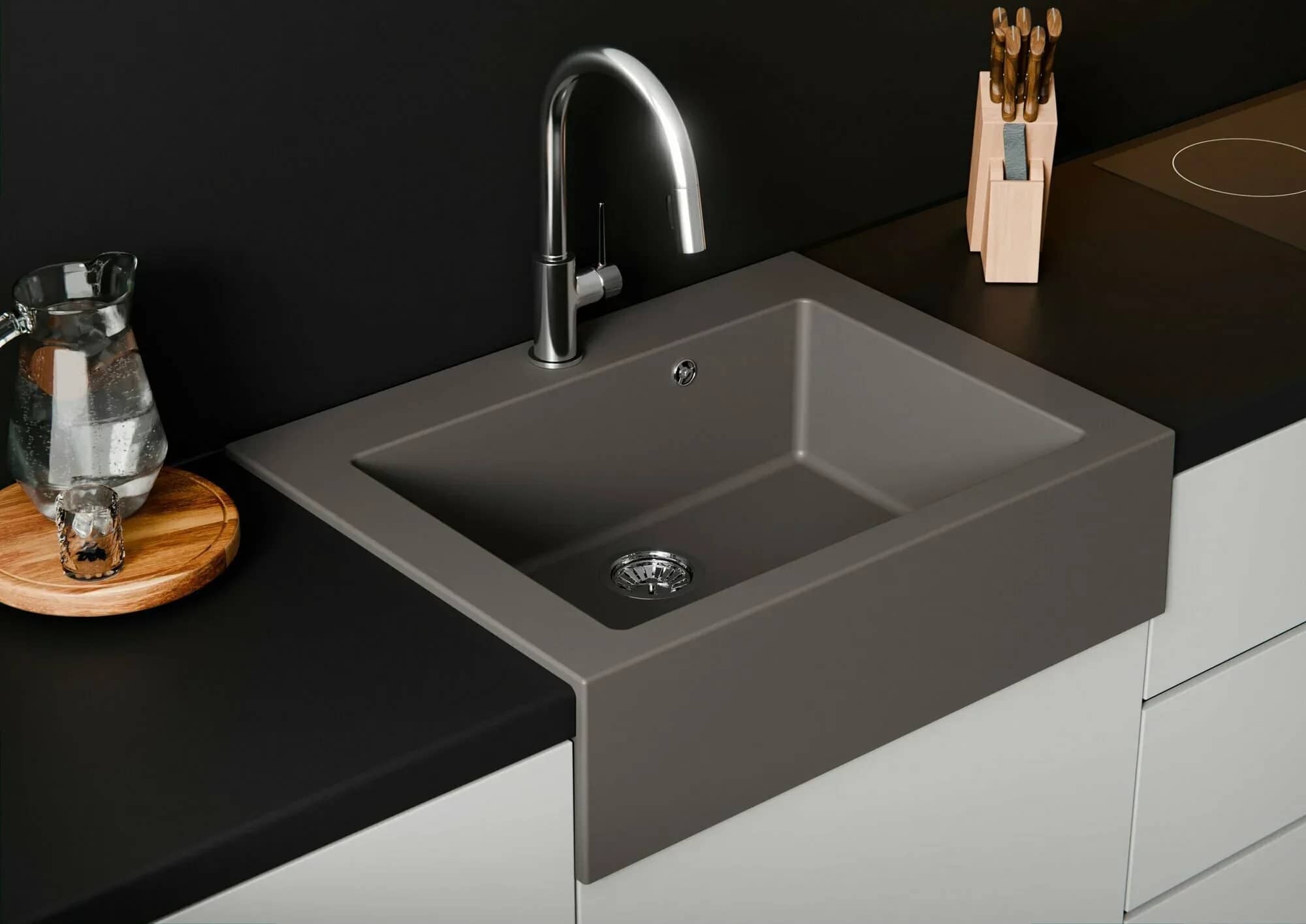 Évier granit Farmer timbre d'office 79 × 61 cm, coloris Gris installé en cuisine