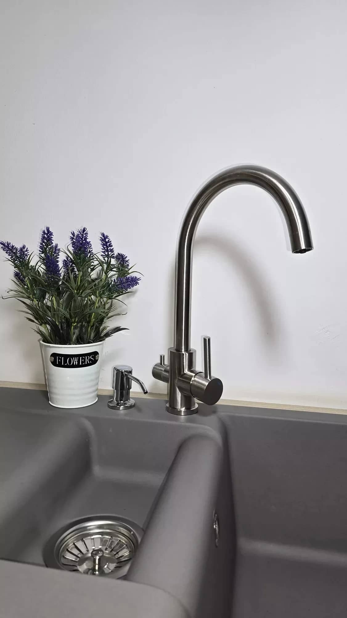 Mitigeur de cuisine Emma 3 voies pour eau filtrée, coloris Acier brossé installé en cuisine