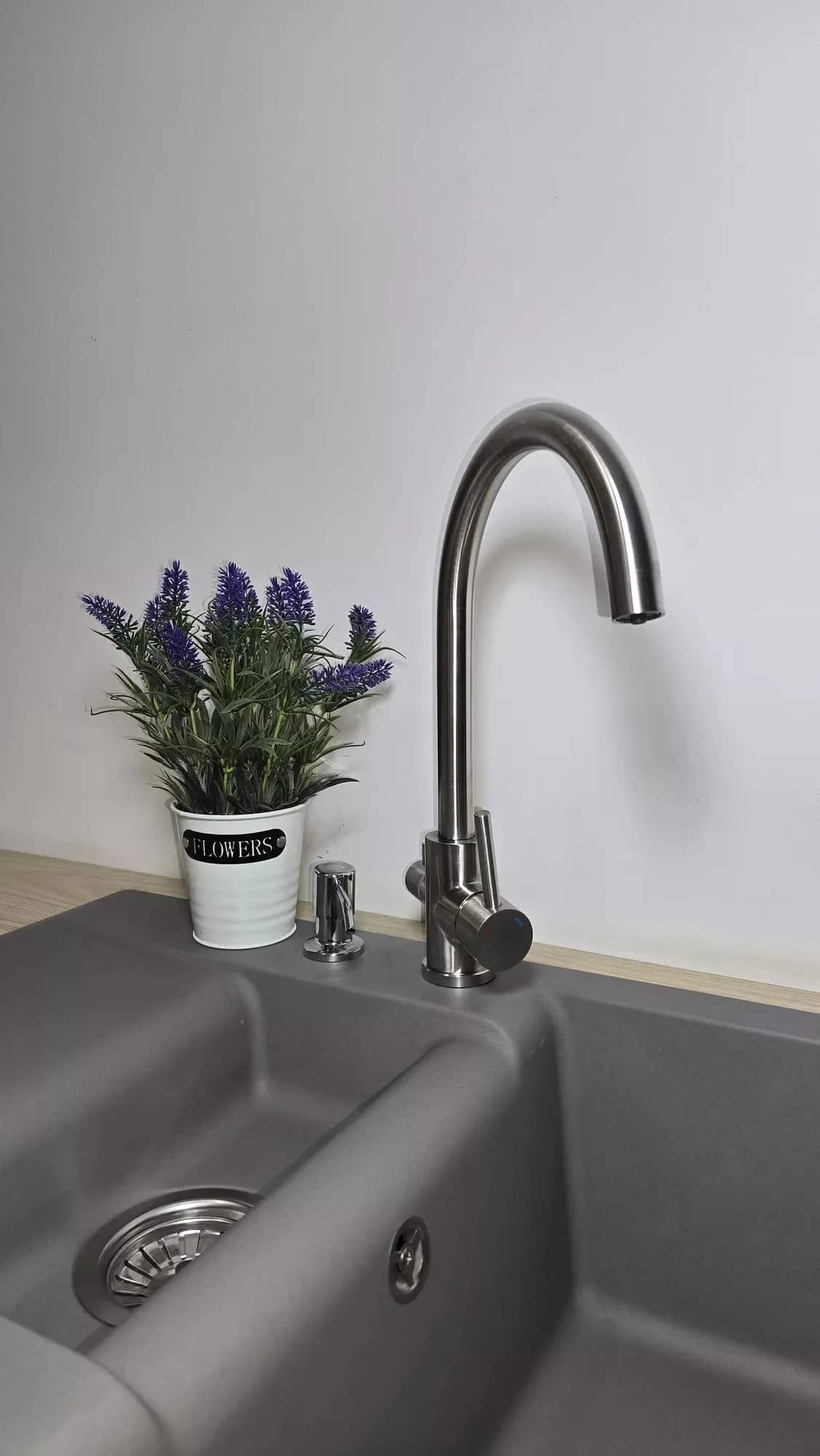 Mitigeur de cuisine Emma 3 voies pour eau filtrée, coloris Acier brossé installé en cuisine