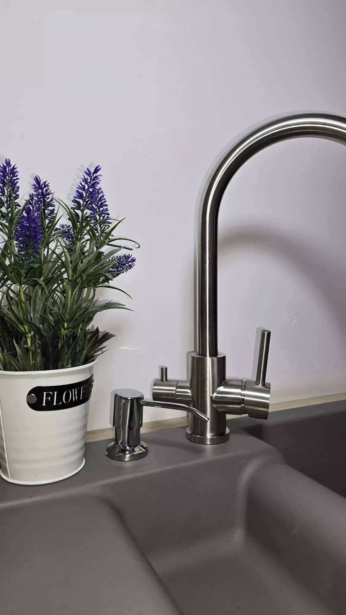 Mitigeur de cuisine Emma 3 voies pour eau filtrée, coloris Acier brossé installé en cuisine