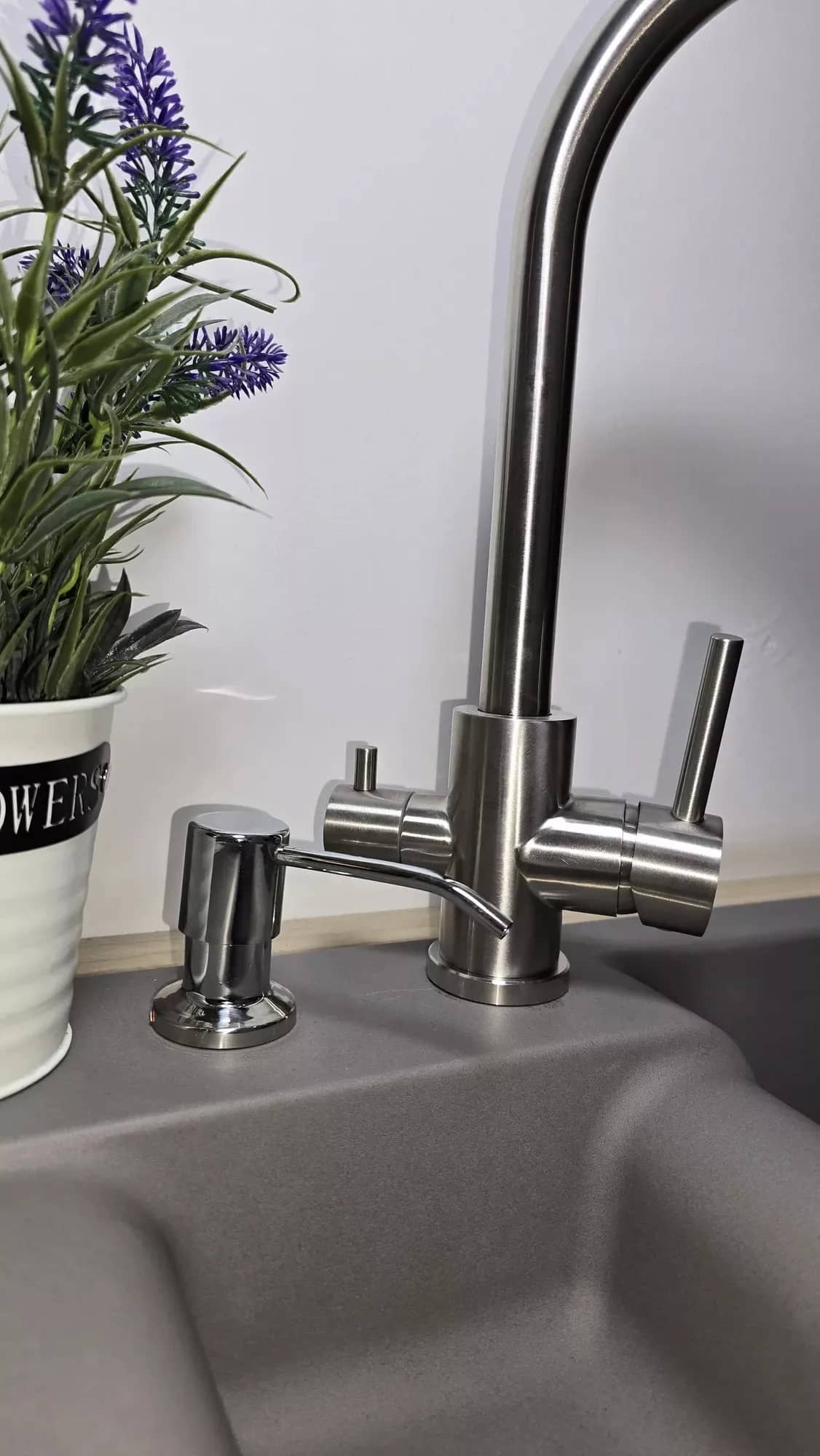 Mitigeur de cuisine Emma 3 voies pour eau filtrée, coloris Acier brossé installé en cuisine
