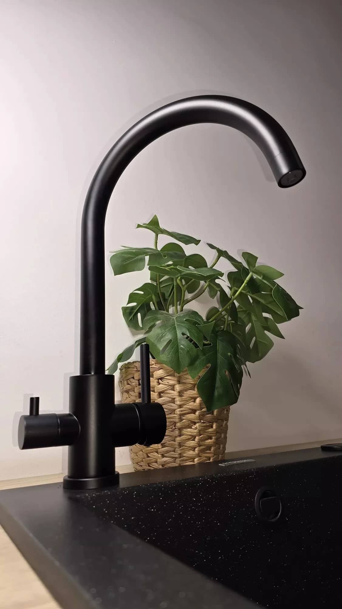 Mitigeur de cuisine Emma 3 voies pour eau filtrée, coloris Noir mat installé en cuisine