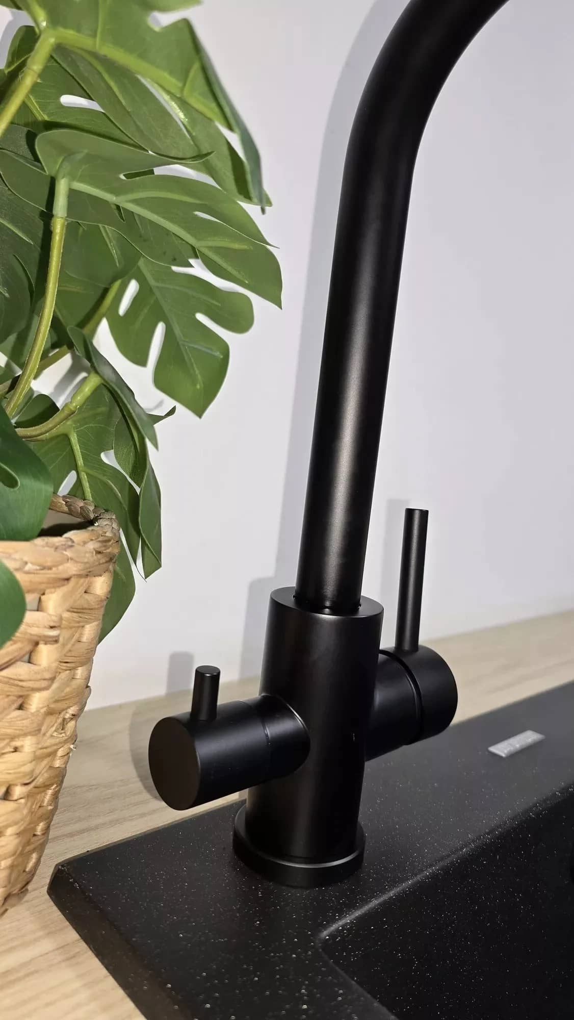 Mitigeur de cuisine Emma 3 voies pour eau filtrée, coloris Noir mat installé en cuisine