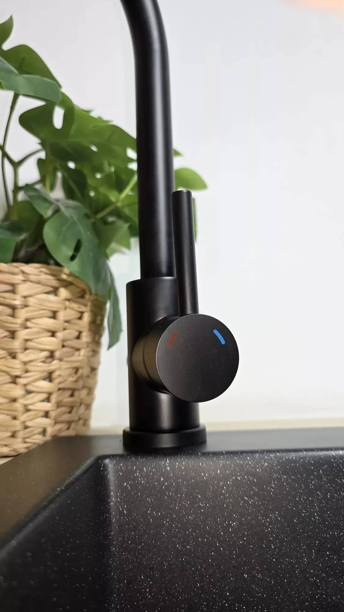 Mitigeur de cuisine Emma 3 voies pour eau filtrée, coloris Noir mat installé en cuisine