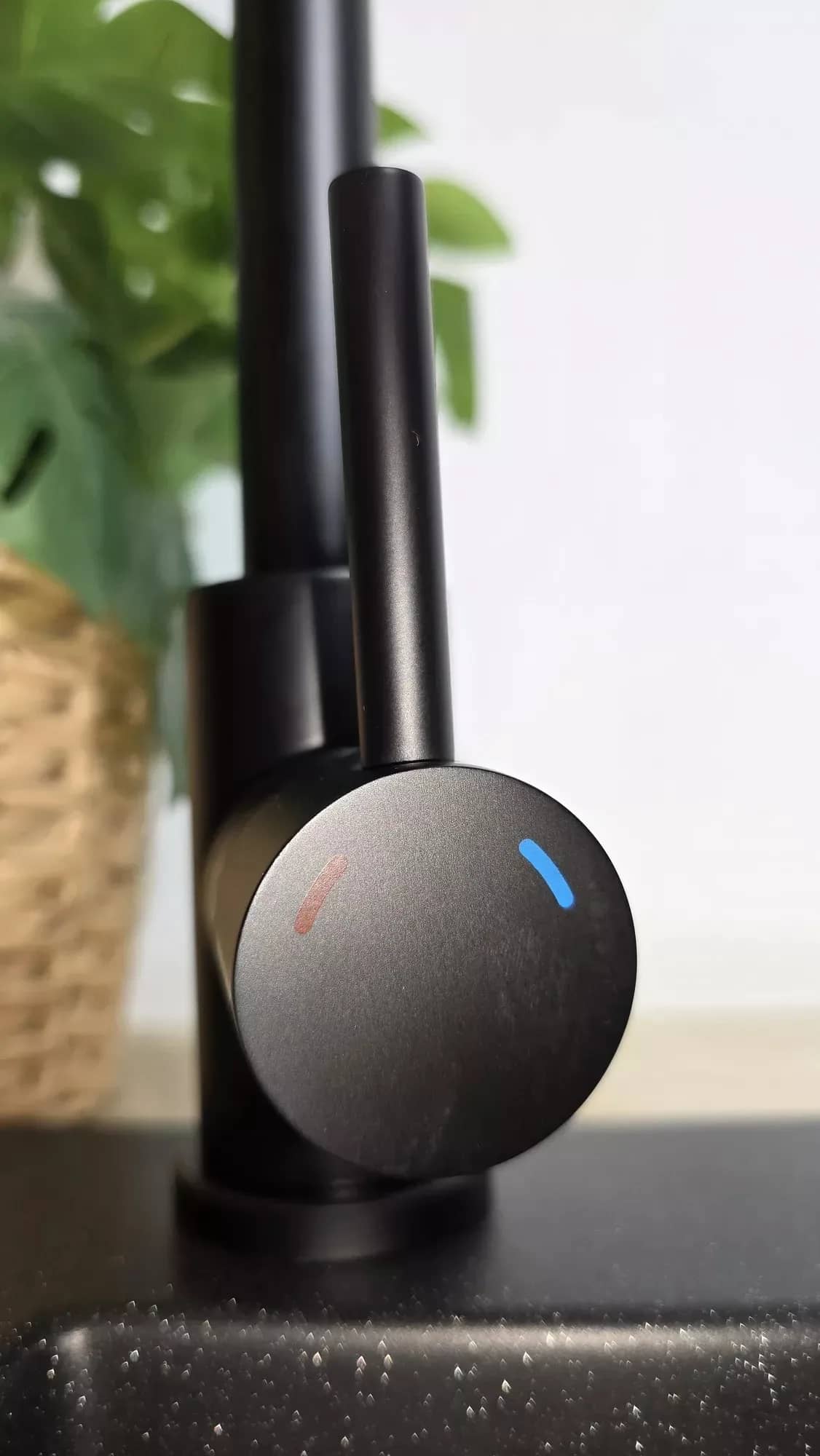 Mitigeur de cuisine Emma 3 voies pour eau filtrée, coloris Noir mat installé en cuisine