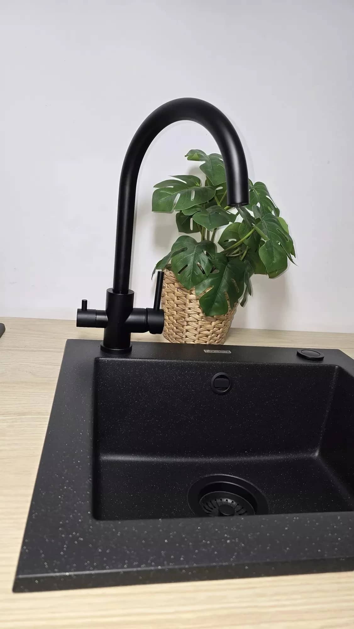 Mitigeur de cuisine Emma 3 voies pour eau filtrée, coloris Noir mat installé en cuisine