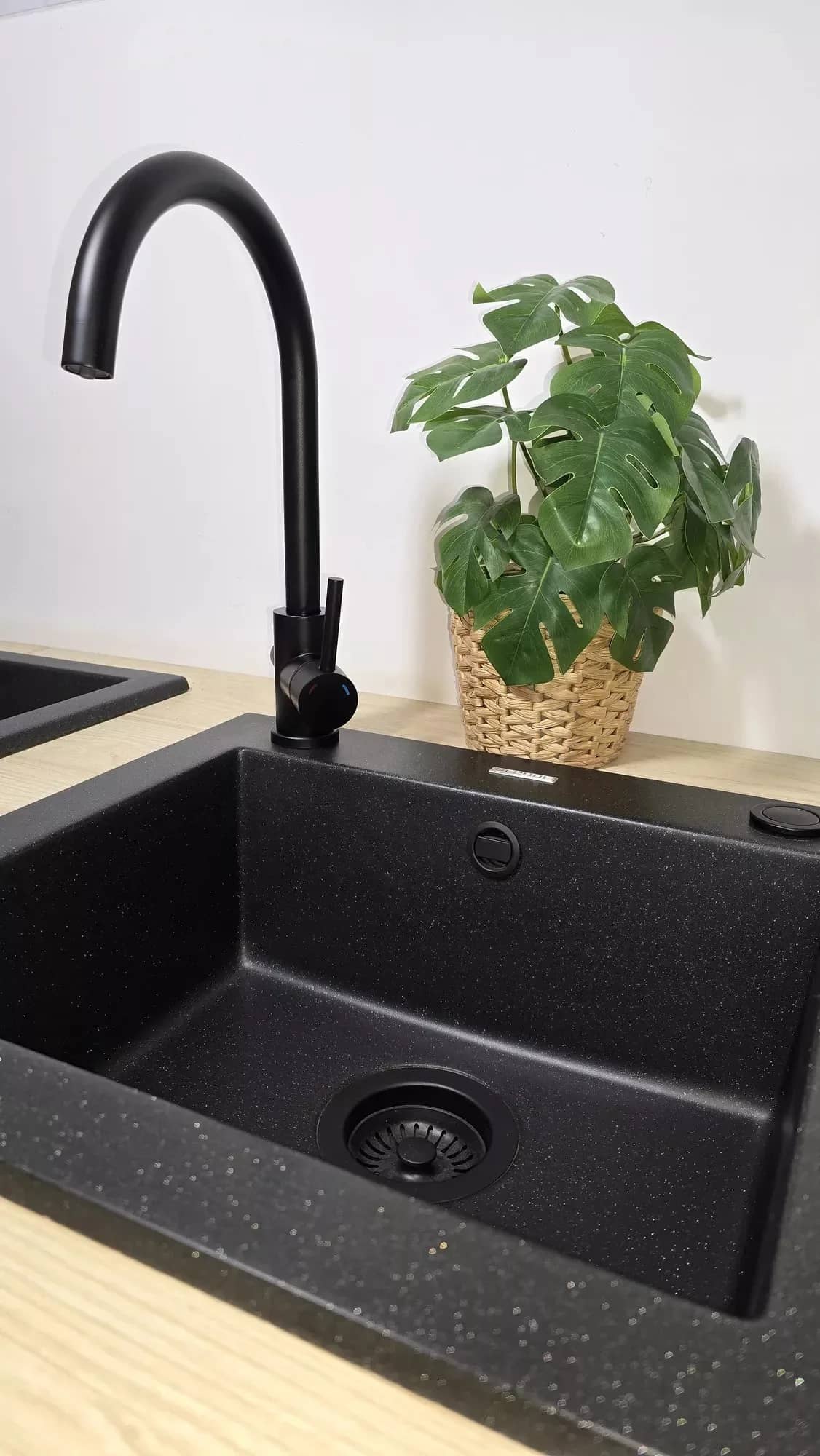 Mitigeur de cuisine Emma 3 voies pour eau filtrée, coloris Noir mat installé en cuisine