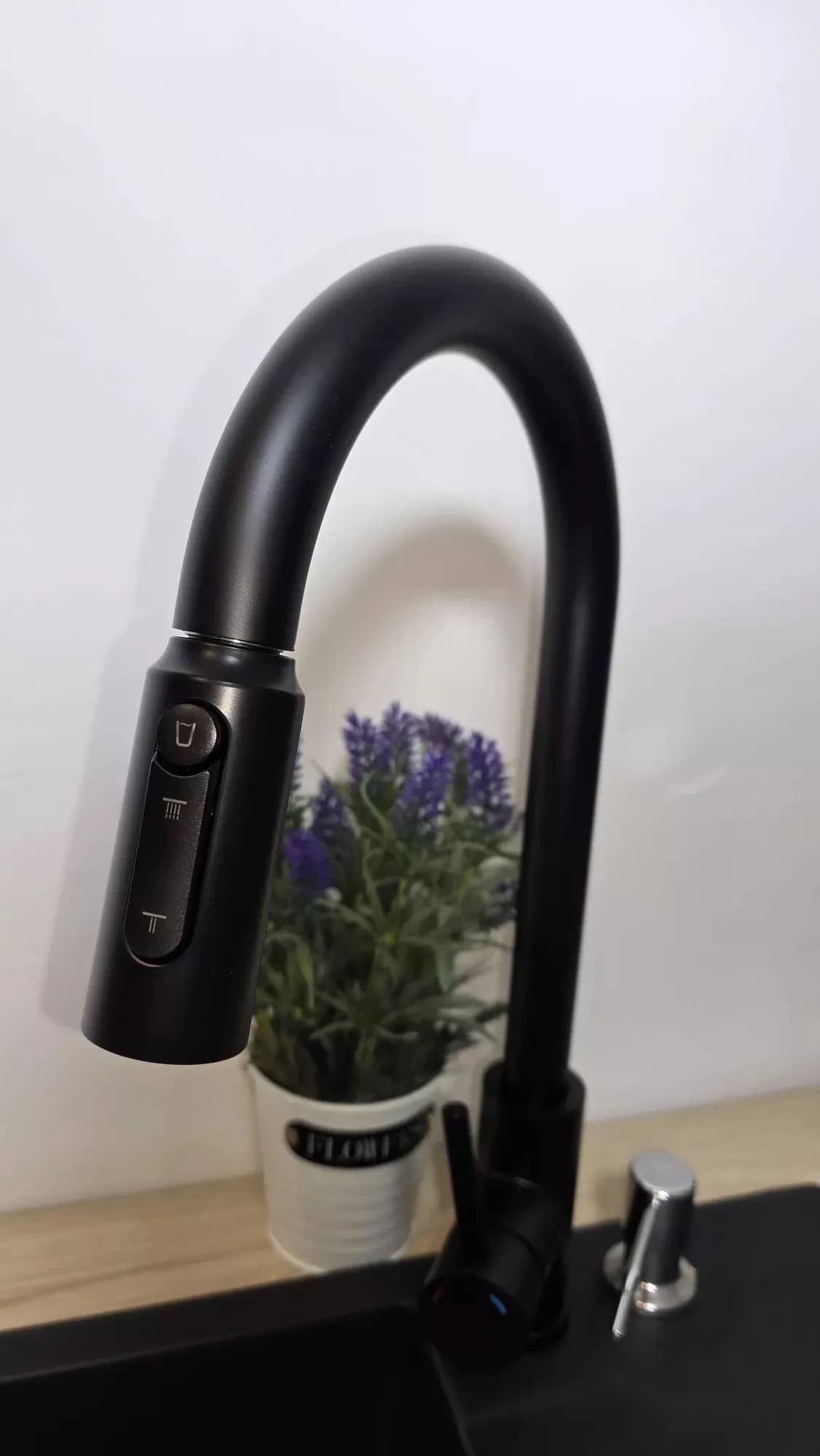 Mitigeur de cuisine 3 voies pour eau filtrée Mirella, coloris Noir mat installé en cuisine