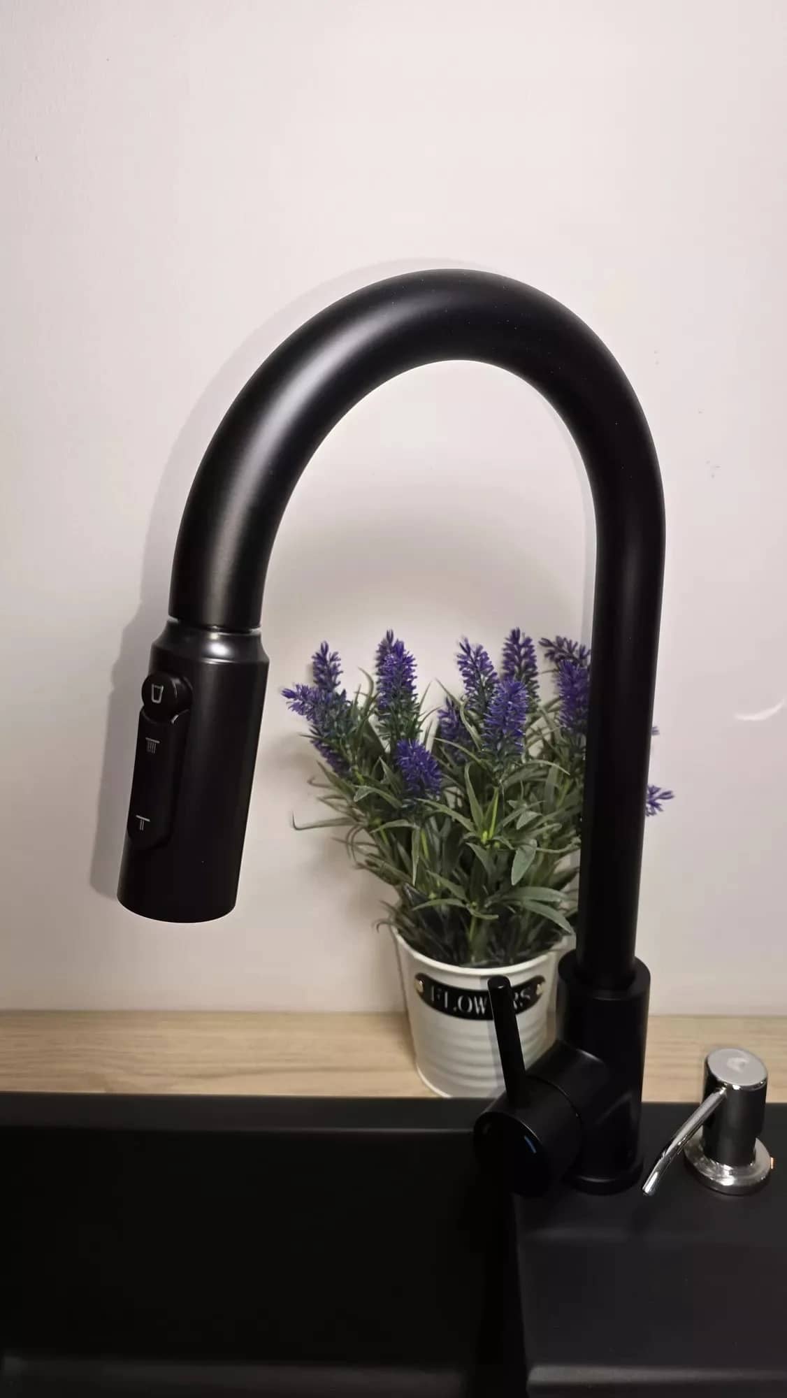 Mitigeur de cuisine 3 voies pour eau filtrée Mirella, coloris Noir mat installé en cuisine