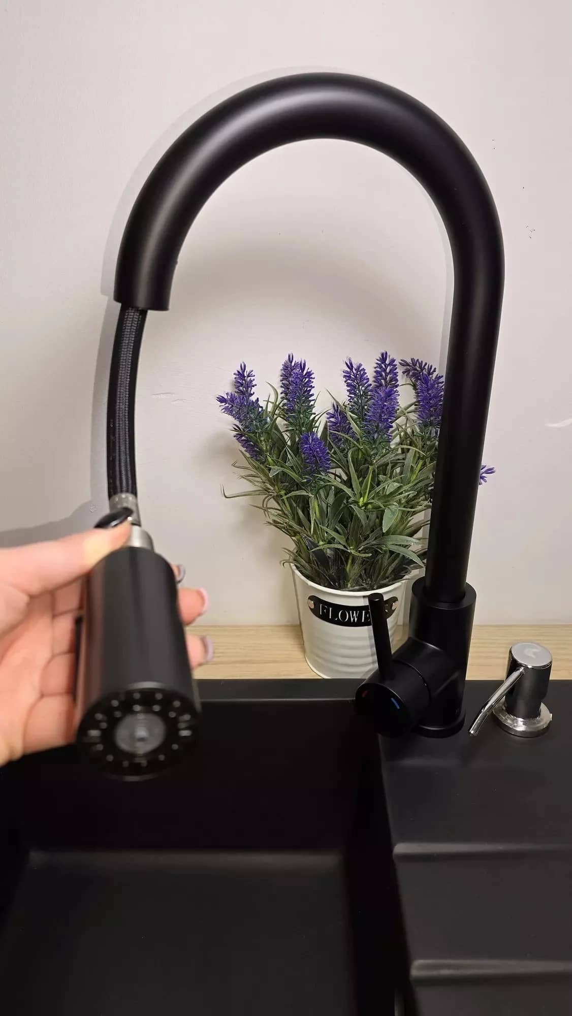 Mitigeur de cuisine 3 voies pour eau filtrée Mirella, coloris Noir mat installé en cuisine