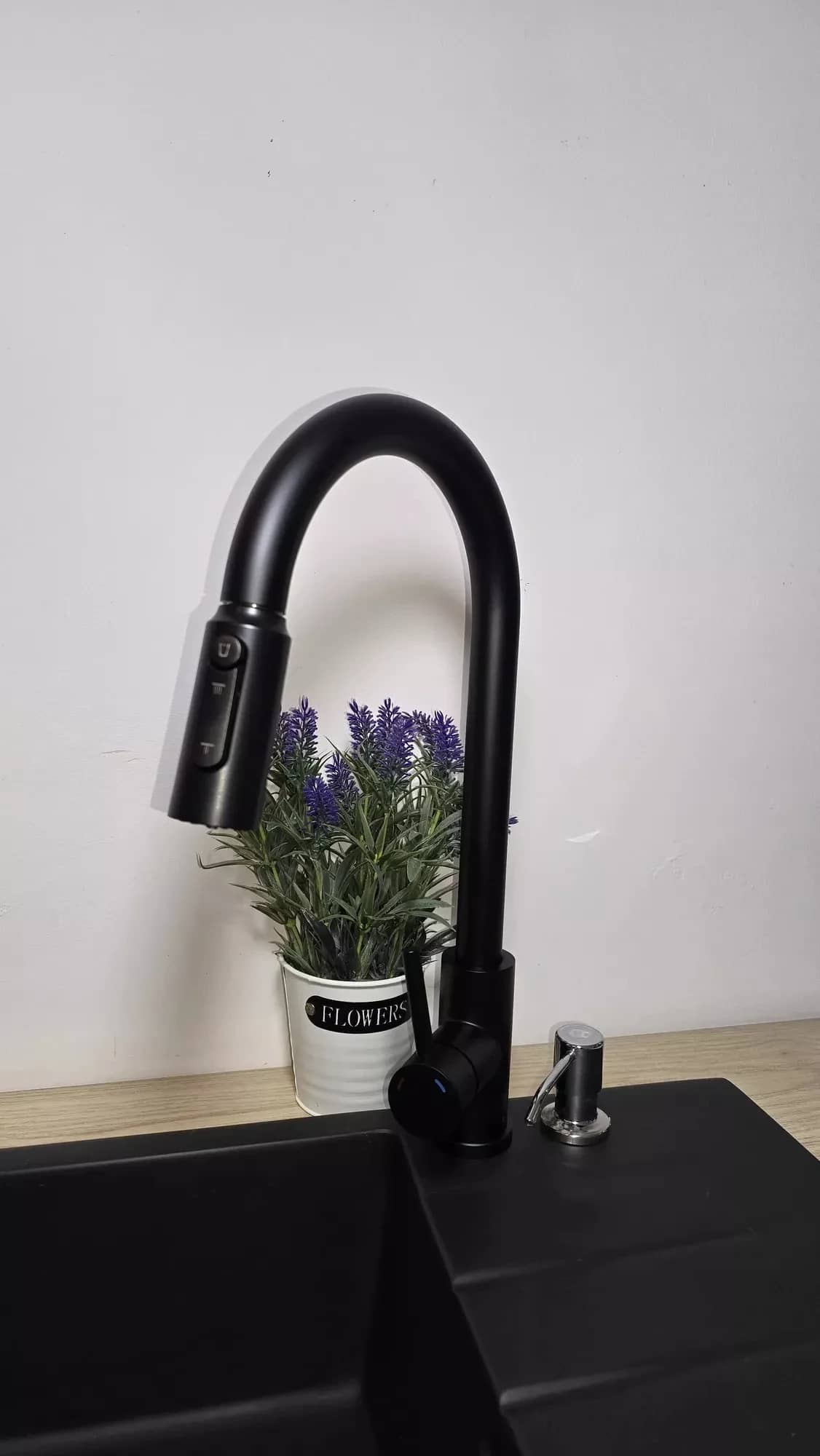 Mitigeur de cuisine 3 voies pour eau filtrée Mirella, coloris Noir mat installé en cuisine