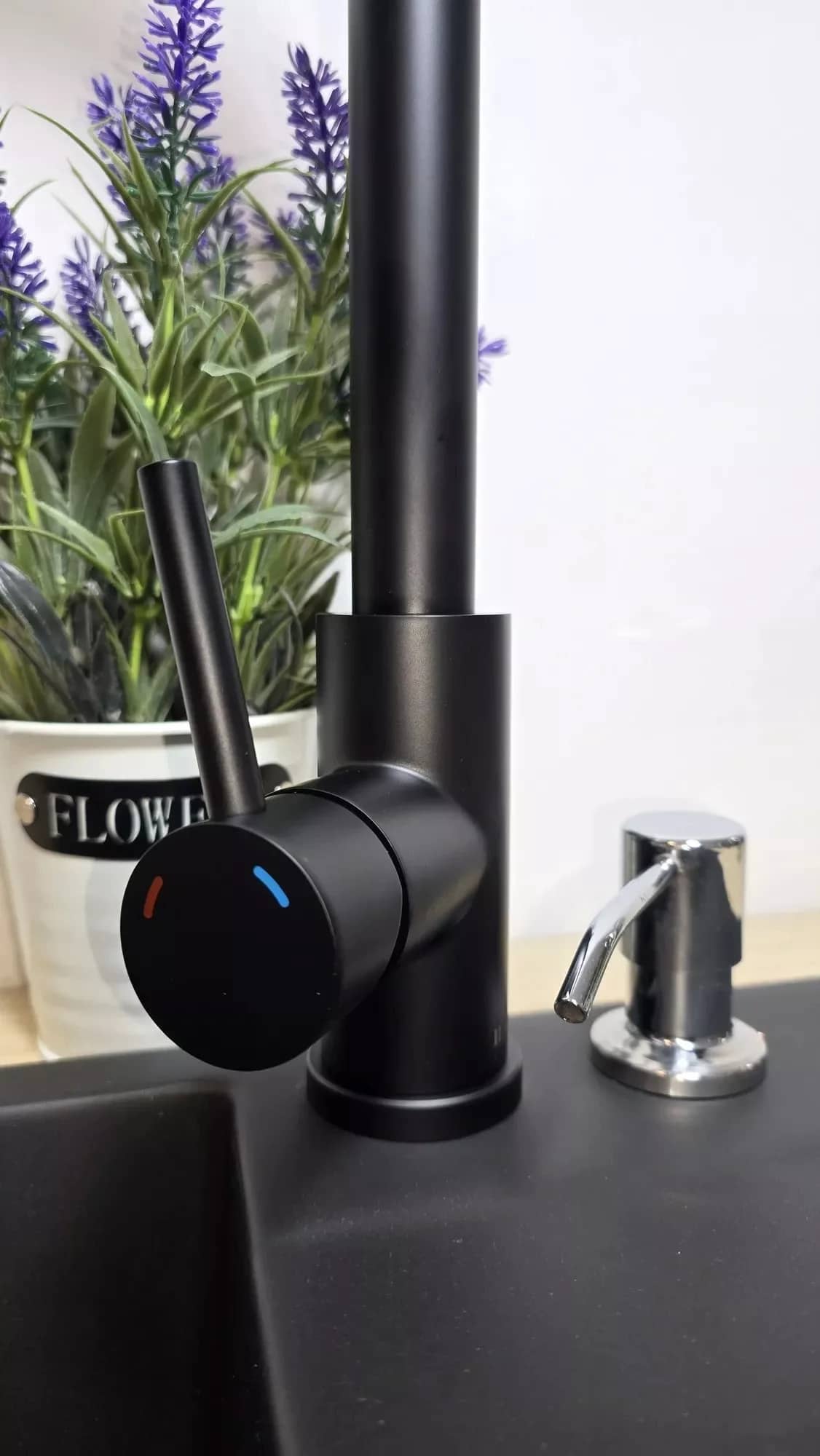 Mitigeur de cuisine 3 voies pour eau filtrée Mirella, coloris Noir mat installé en cuisine
