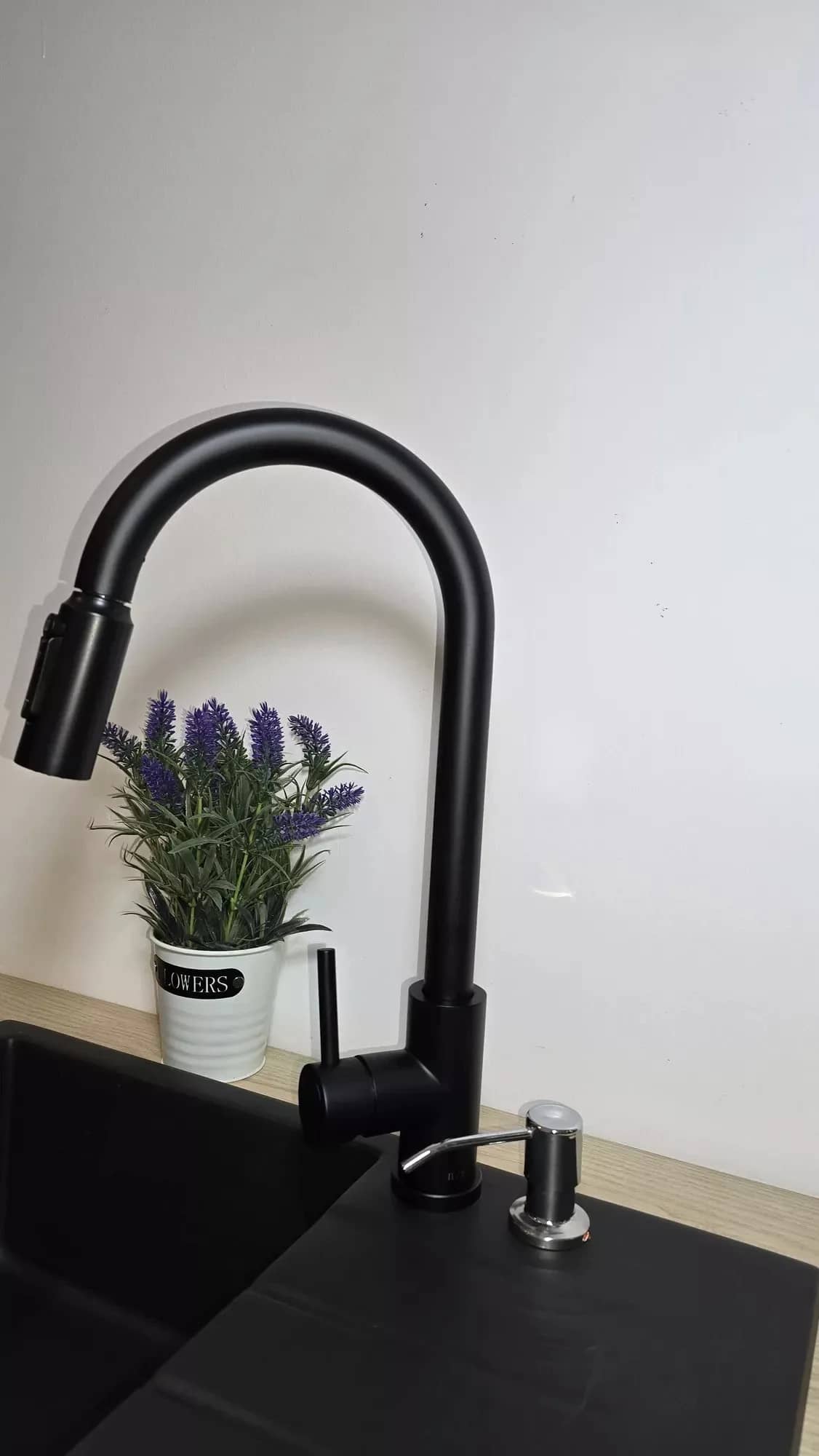 Mitigeur de cuisine 3 voies pour eau filtrée Mirella, coloris Noir mat installé en cuisine