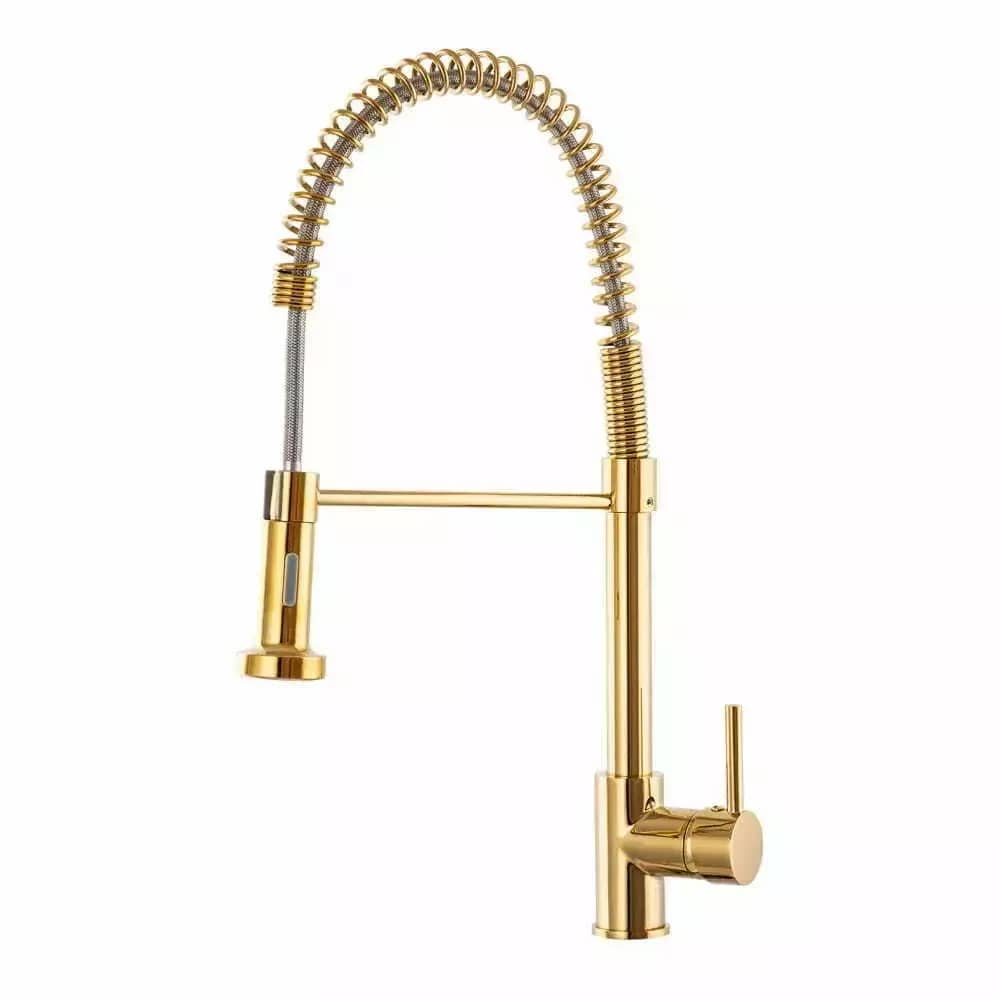 Mitigeur de cuisine Spiral Gold avec douchette, coloris Or installé en cuisine