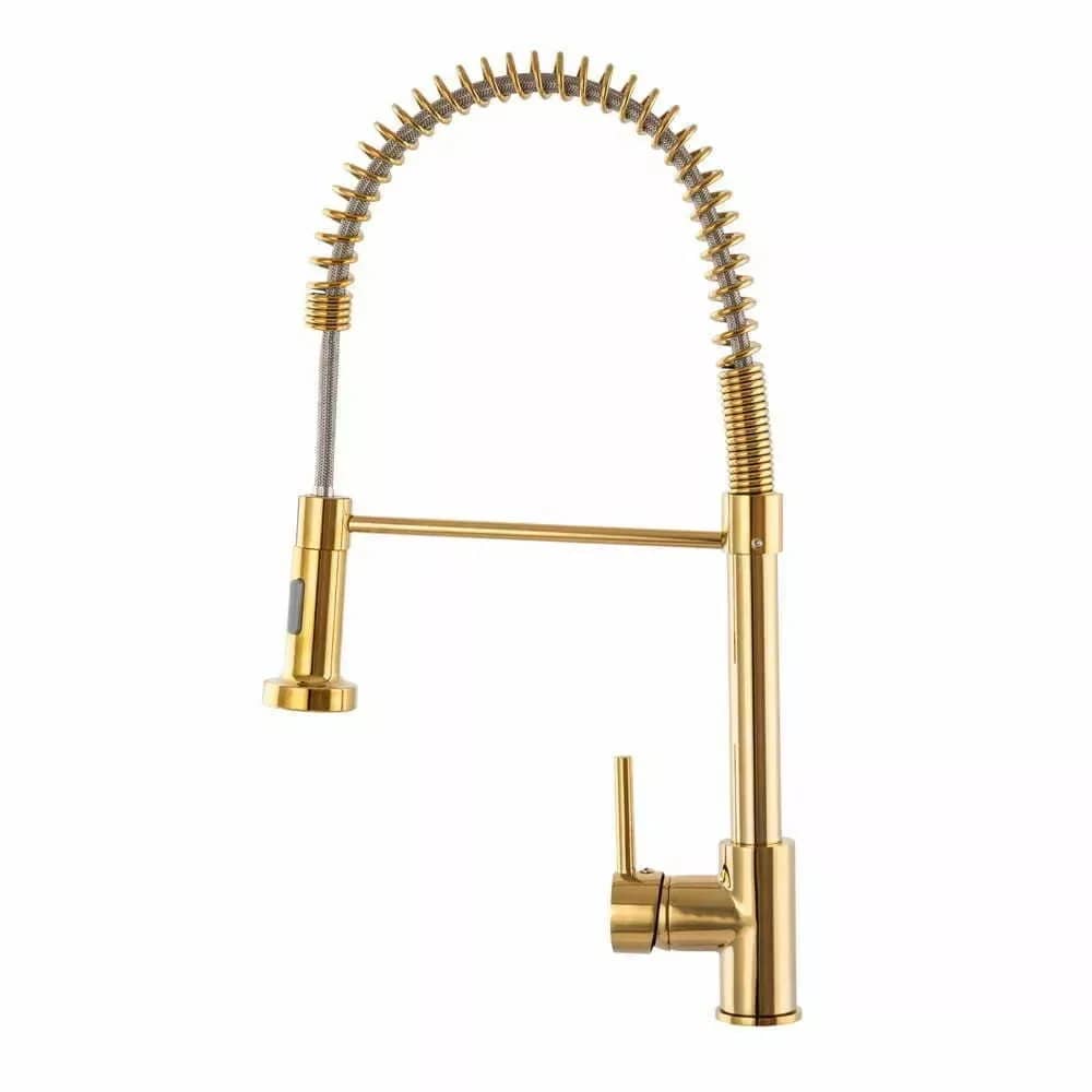 Mitigeur de cuisine Spiral Gold avec douchette, coloris Or installé en cuisine