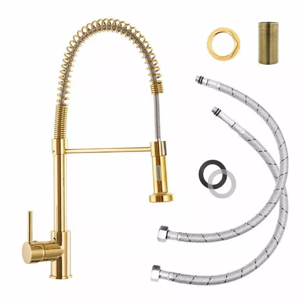 Mitigeur de cuisine Spiral Gold avec douchette, coloris Or installé en cuisine