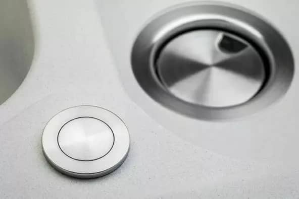 Siphon double clic-clac à cache magnétique, évier 2 bacs, coloris Chrome installé en cuisine