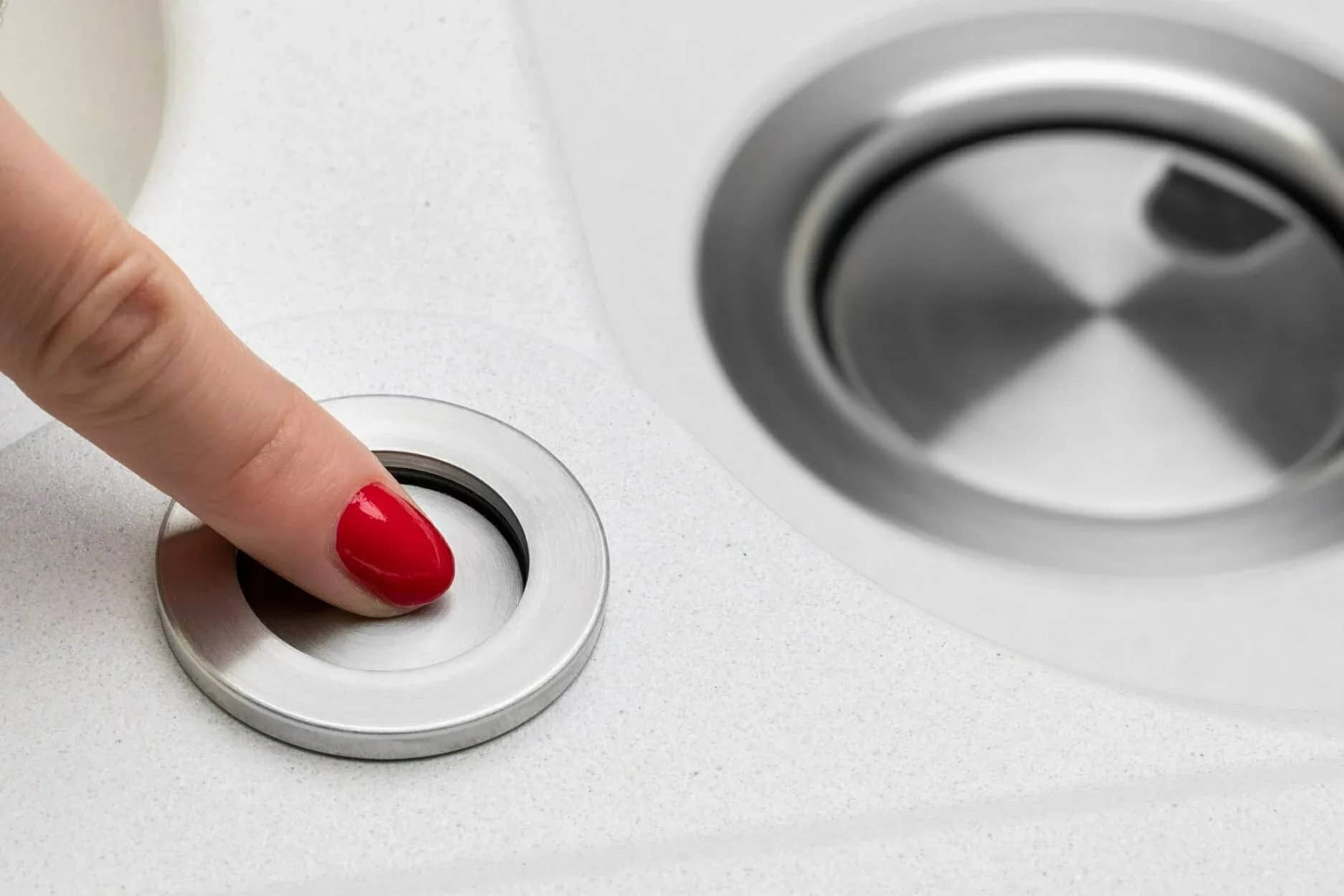 Siphon clic-clac pour évier 1 bac, coloris Chrome installé en cuisine